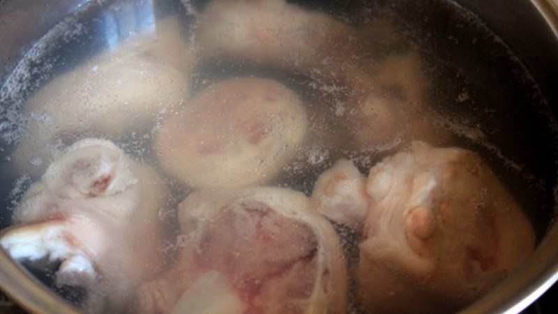 Hầm chân giò bằng nồi áp suất