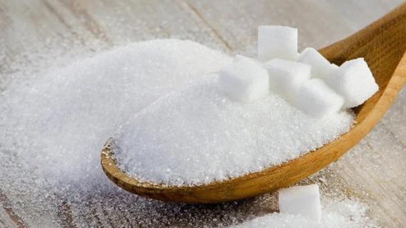 Cho đường v&agrave;o nồi thịt