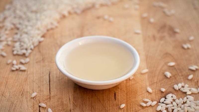 Cho th&ecirc;m rượu hoặc giấm