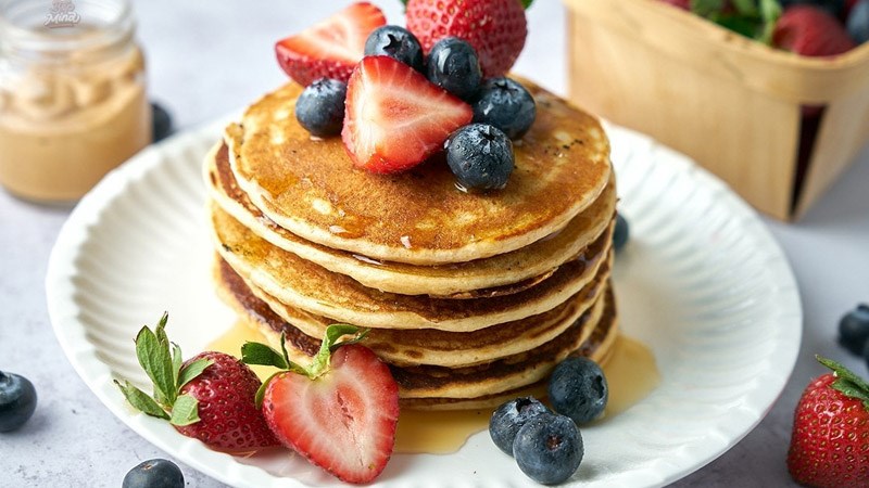 L&agrave;m b&aacute;nh pancake bằng chảo chống d&iacute;nh