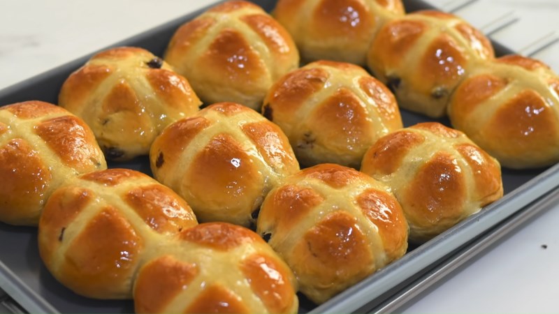 Hot cross buns (bánh mì chữ thập)