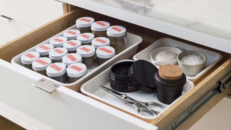 Cho v&agrave;o ngăn k&eacute;o tủ bếp