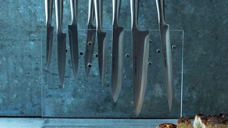 Để dao tr&ecirc;n gi&aacute; trong suốt