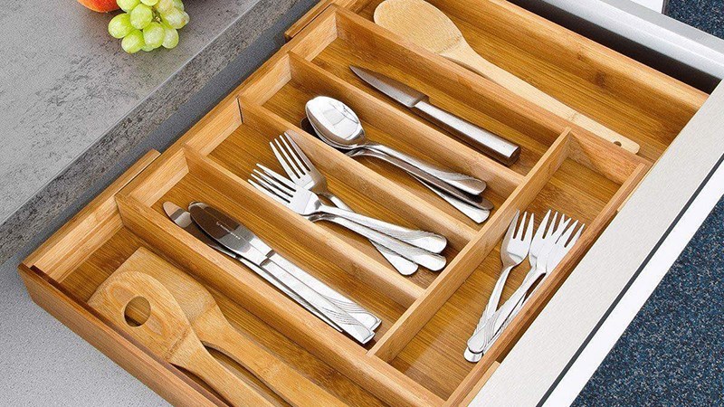 Để dao dưới hộc b&agrave;n