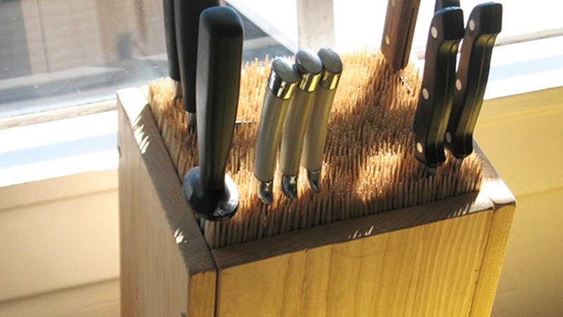 Để dao v&agrave;o c&aacute;c lọ đựng dao tự s&aacute;ng chế tại nh&agrave;