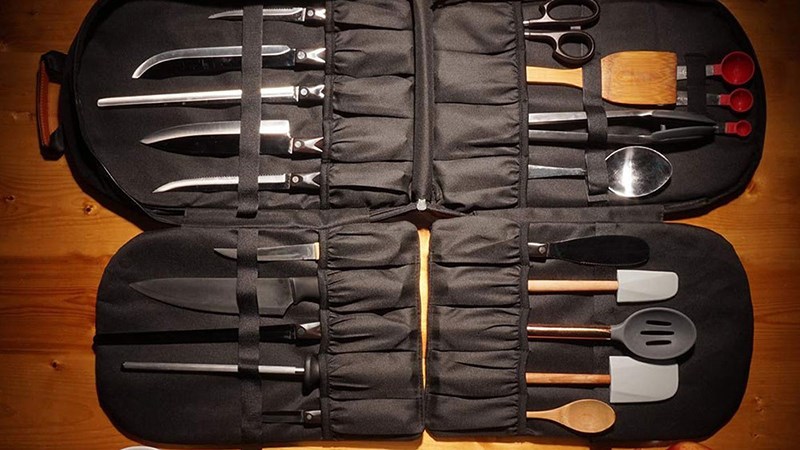 Để dao v&agrave;o t&uacute;i đựng dao chuy&ecirc;n dụng