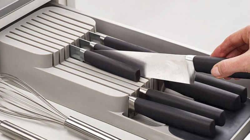 Đựng dao trong ngăn k&eacute;o tủ bếp