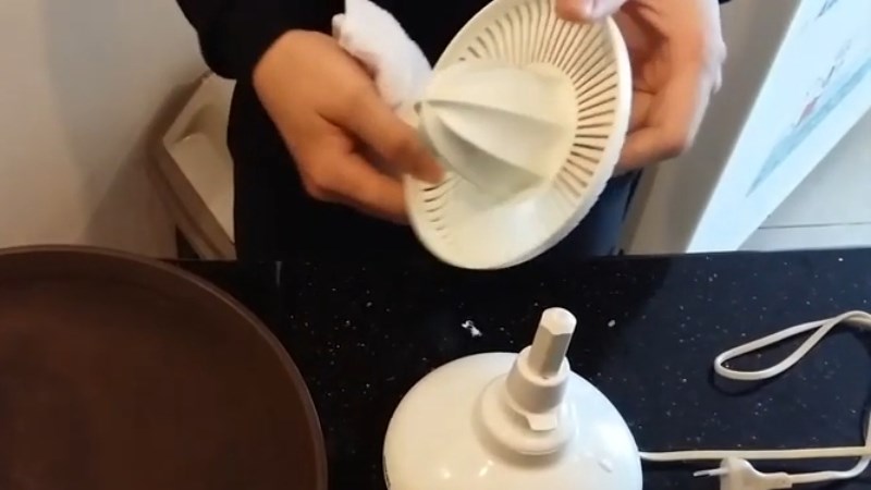 Vệ sinh lưới lọc v&agrave; đầu vắt