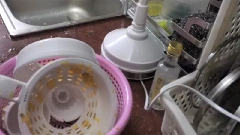 Th&aacute;o rời từng bộ phận m&aacute;y