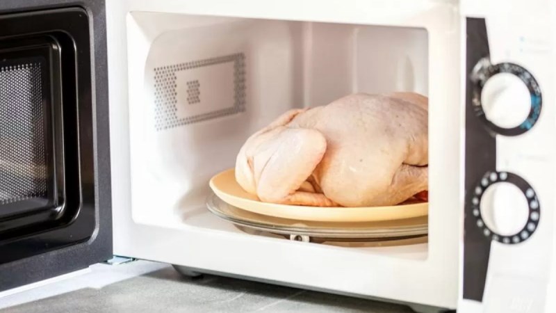 Kh&ocirc;ng n&ecirc;n để thực phẩm vẫn c&ograve;n nguy&ecirc;n miếng, vỏ d&agrave;y cho v&agrave;o l&ograve; vi s&oacute;ng để h&acirc;m ch&iacute;n