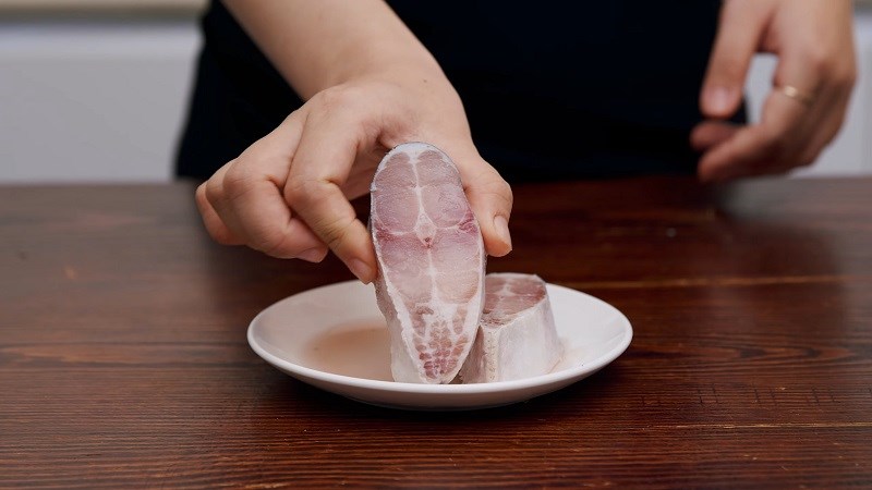 Th&agrave;nh phẩm sau khi sử dụng l&ograve; vi s&oacute;ng TEKA MM 20 A BLANCO 20 l&iacute;t để r&atilde; đ&ocirc;ng c&aacute;