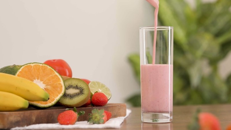 Th&agrave;nh phẩm sau khi sử dụng m&aacute;y xay sinh tố cầm tay Philips HR2531 để xay sinh tố d&acirc;u t&acirc;y