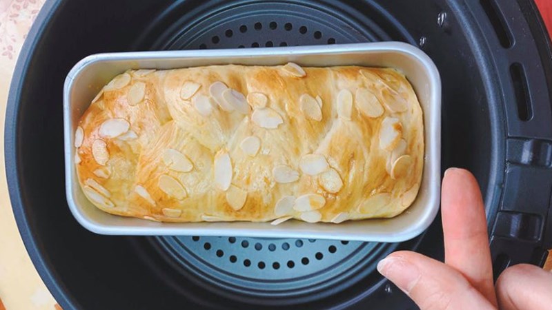 L&agrave;m b&aacute;nh m&igrave; hoa c&uacute;c bằng nồi chi&ecirc;n kh&ocirc;ng dầu