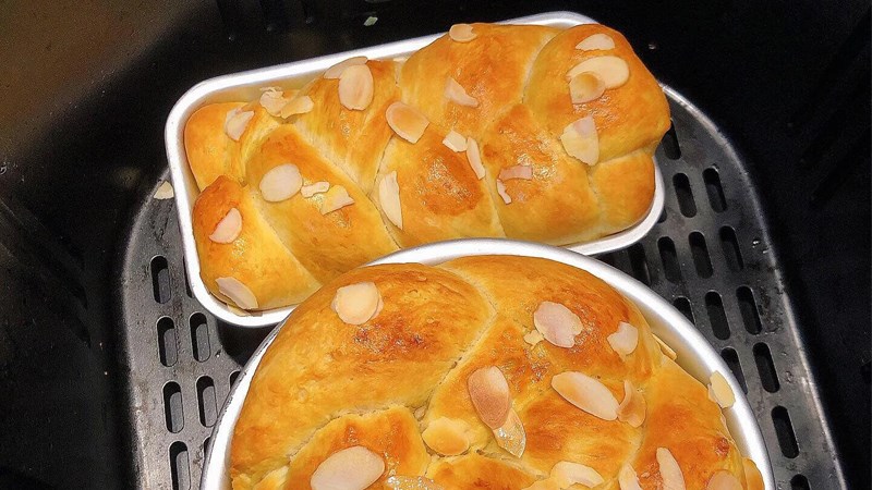 L&agrave;m b&aacute;nh m&igrave; hoa c&uacute;c bằng nồi chi&ecirc;n kh&ocirc;ng dầu