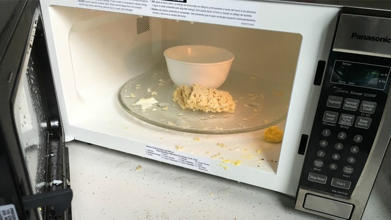 Nấu m&igrave; bằng l&ograve; vi s&oacute;ng