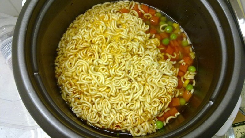 Nấu m&igrave; bằng nồi cơm điện