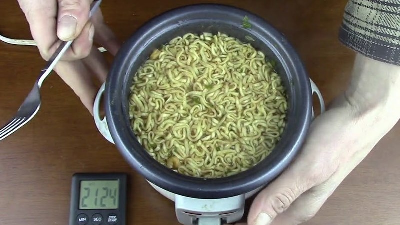 Nấu m&igrave; bằng nồi cơm điện