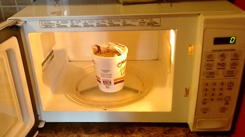 Nấu m&igrave; bằng l&ograve; vi s&oacute;ng