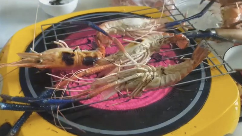 Nướng t&ocirc;m bằng bếp hồng ngoại