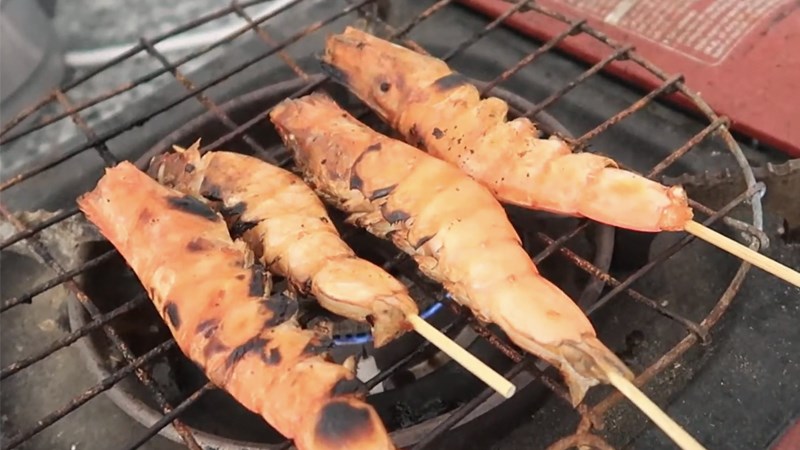 Nướng t&ocirc;m bằng bếp ga