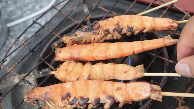 Nướng t&ocirc;m bằng bếp ga