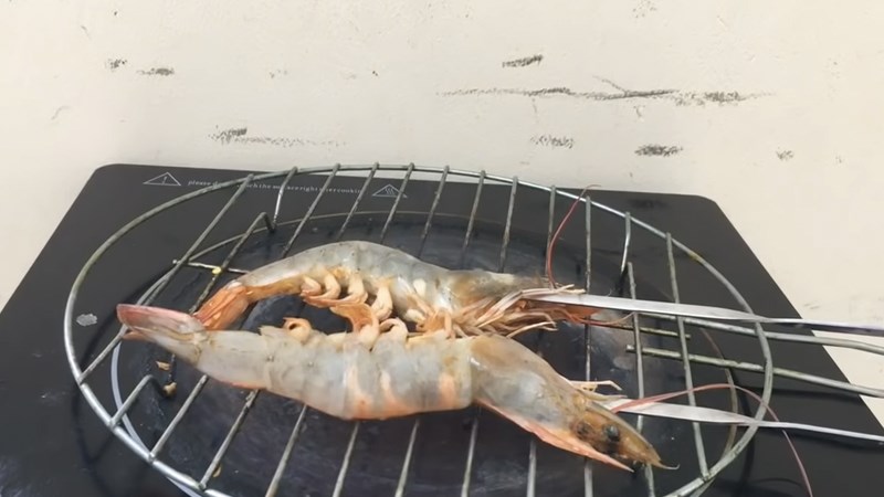 Nướng t&ocirc;m bằng bếp từ
