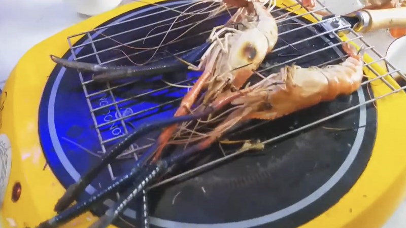 Nướng t&ocirc;m bằng bếp hồng ngoại