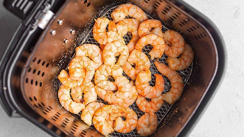 Nướng t&ocirc;m bằng nồi chi&ecirc;n kh&ocirc;ng dầu