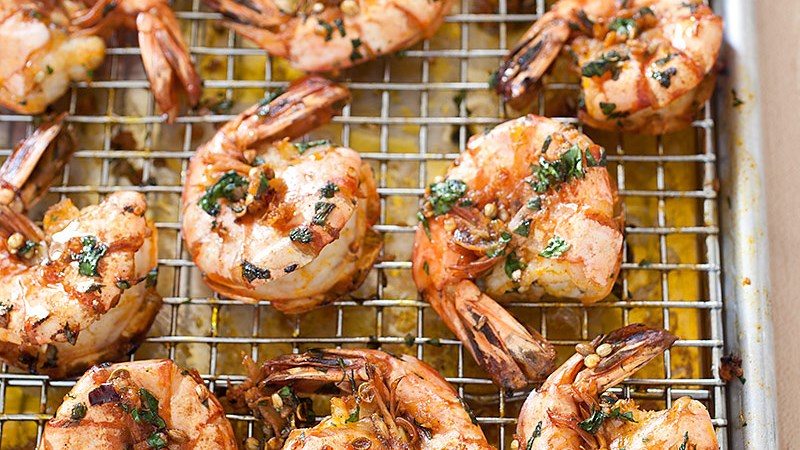 Nướng t&ocirc;m bằng l&ograve; nướng