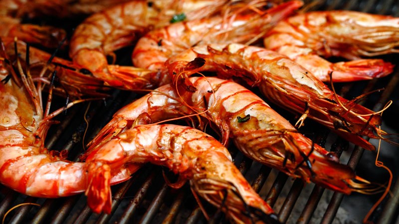 Nướng t&ocirc;m bằng l&ograve; nướng