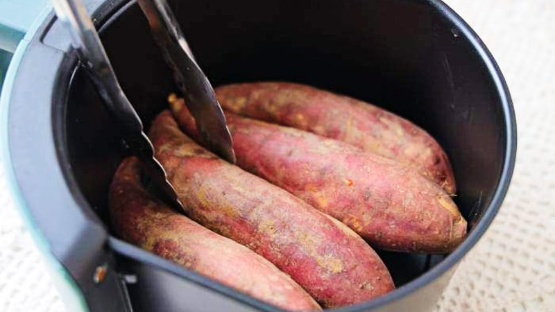 Khoai nướng bầng nồi chi&ecirc;n kh&ocirc;ng dầu