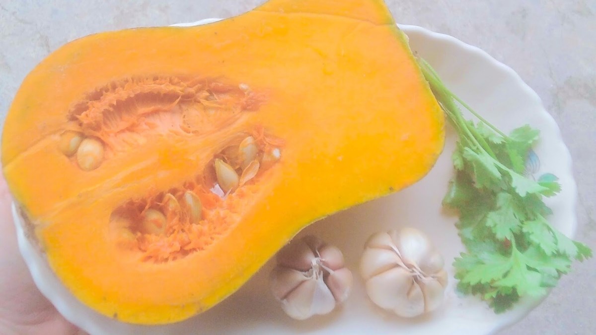 Nguyên liệu món ăn bí đỏ xào tỏi, trứng, tôm