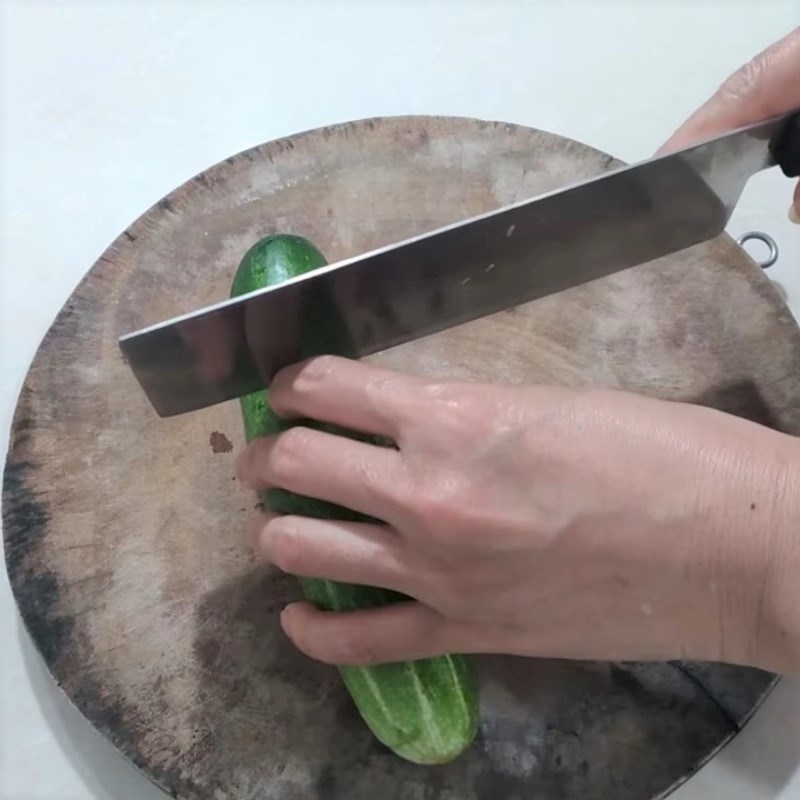 Bước 1 Cắt mỏ quả dưa Trang trí món ăn bằng trái tim dưa leo