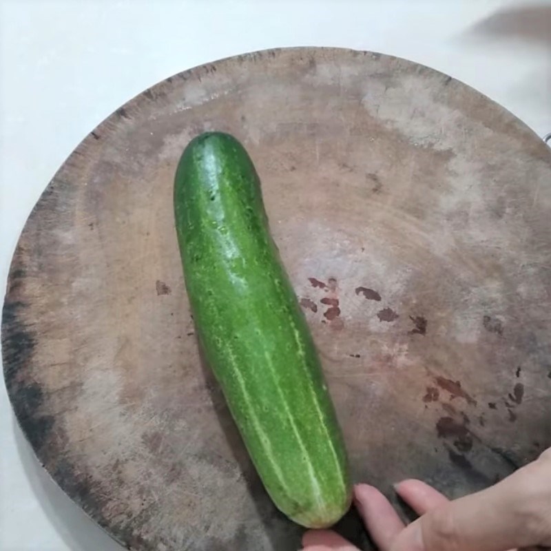 Bước 1 Cắt mỏ quả dưa Trang trí món ăn bằng trái tim dưa leo