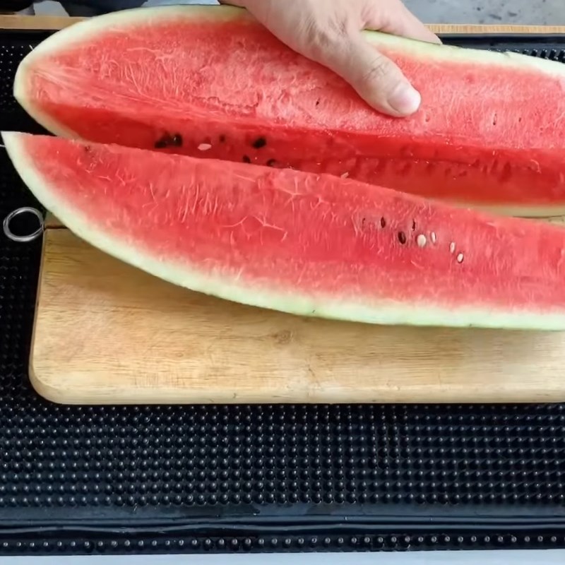 Bước 1 Cắt mỏng dưa hấu Trang trí món ăn bằng trái tim dưa hấu