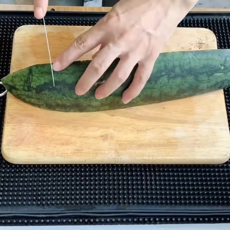 Bước 1 Cắt mỏng dưa hấu Trang trí món ăn bằng trái tim dưa hấu