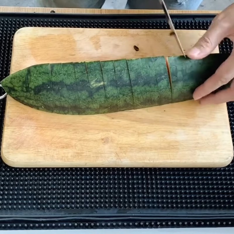 Bước 1 Cắt mỏng dưa hấu Trang trí món ăn bằng trái tim dưa hấu