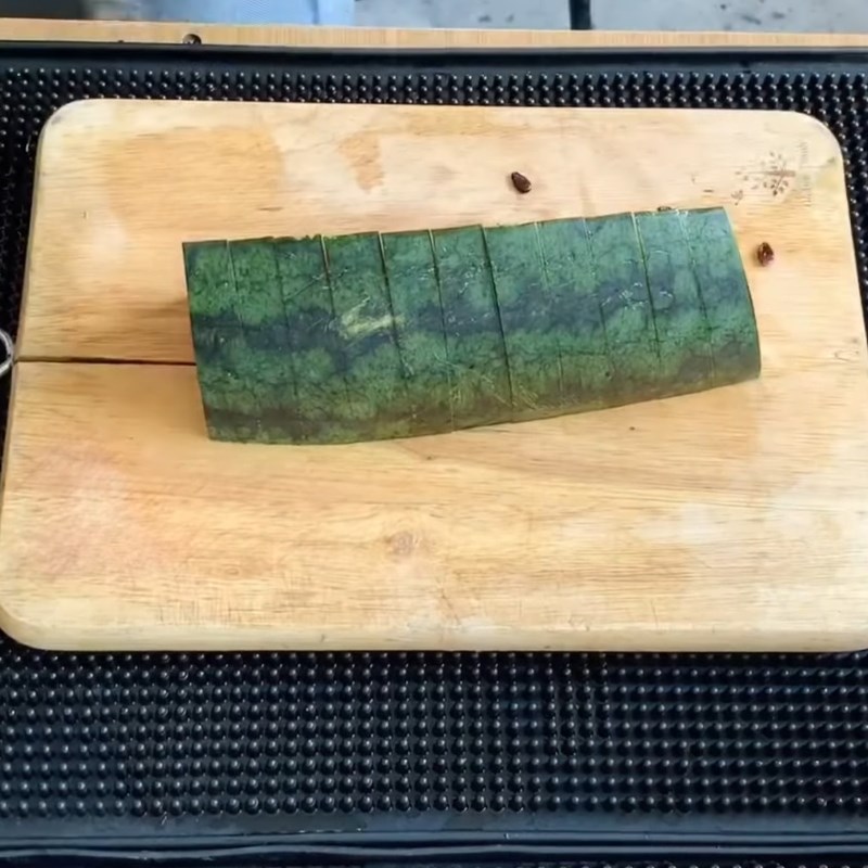 Bước 1 Cắt mỏng dưa hấu Trang trí món ăn bằng trái tim dưa hấu