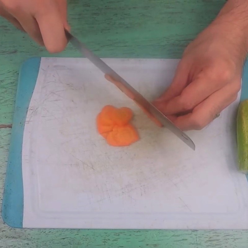 Bước 2 Cắt mỏng dưa leo, cà rốt Trang trí món ăn bằng trái tim cà rốt