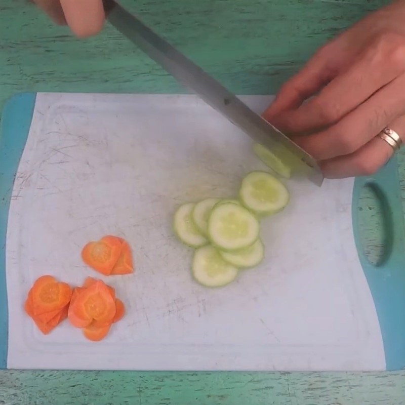 Bước 2 Cắt mỏng dưa leo, cà rốt Trang trí món ăn bằng trái tim cà rốt
