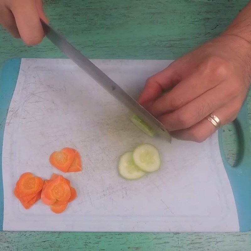 Bước 2 Cắt mỏng dưa leo, cà rốt Trang trí món ăn bằng trái tim cà rốt