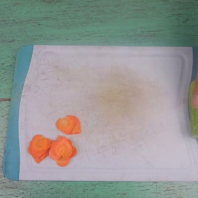 Bước 2 Cắt mỏng dưa leo, cà rốt Trang trí món ăn bằng trái tim cà rốt