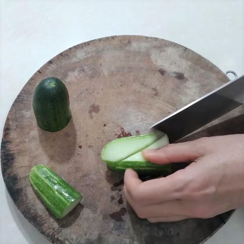 Bước 2 Cắt vát và xếp hình Trang trí món ăn bằng trái tim dưa leo