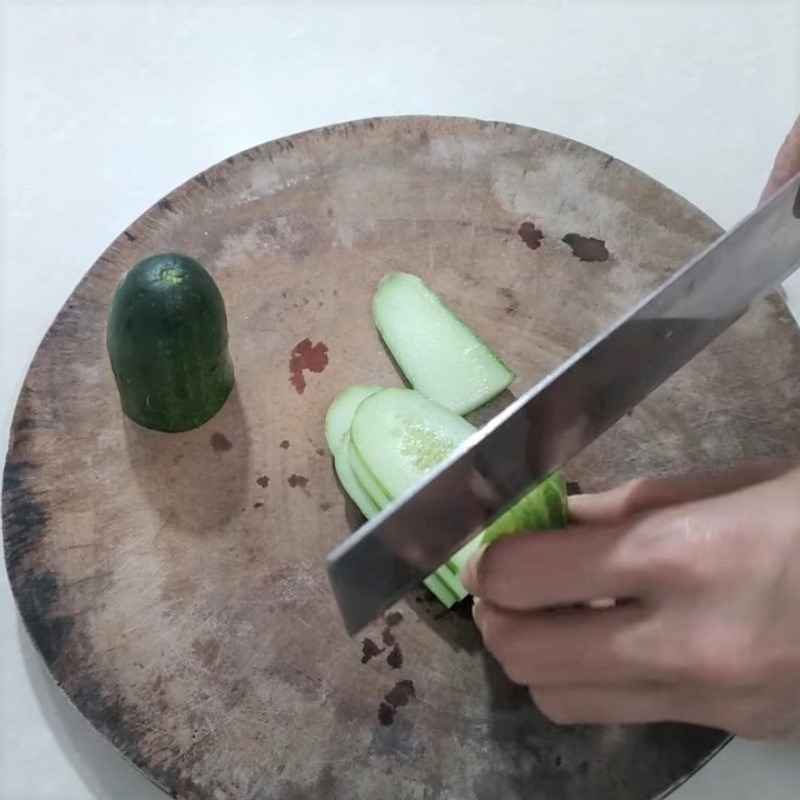 Bước 2 Cắt vát và xếp hình Trang trí món ăn bằng trái tim dưa leo