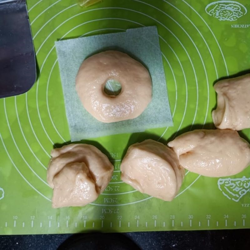 Bước 3 Chia nhỏ bột Bánh donut bằng chảo chống dính
