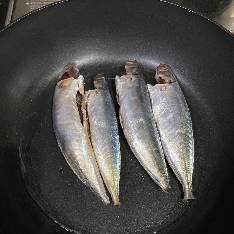 Bước 2 Chiên sơ cá Cá nục kho nước dừa (công thức chia sẻ từ người dùng)
