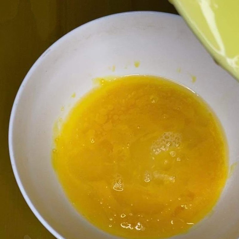 Bước 1 Chuẩn bị hỗn hợp lòng đỏ Bánh chiffon cam (công thức được chia sẻ từ người dùng)