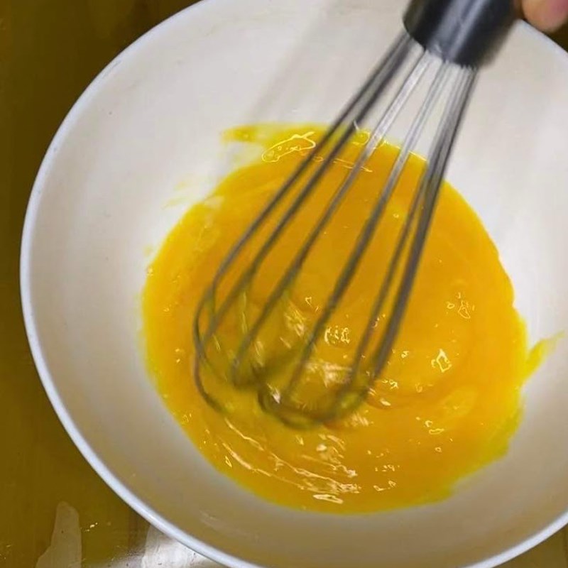 Bước 1 Chuẩn bị hỗn hợp lòng đỏ Bánh chiffon cam (công thức được chia sẻ từ người dùng)