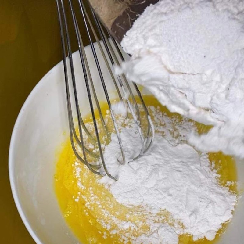 Bước 1 Chuẩn bị hỗn hợp lòng đỏ Bánh chiffon cam (công thức được chia sẻ từ người dùng)