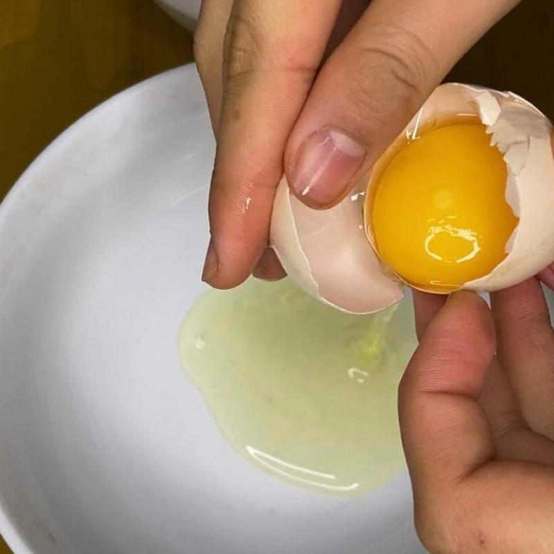 Bước 1 Chuẩn bị hỗn hợp lòng đỏ Bánh chiffon cam (công thức được chia sẻ từ người dùng)